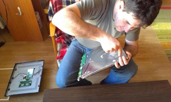 DareToLight's tweet image. Photo blog: Taking apart some old LCDs. We’ll have polarizers very soon! bit.ly/10hHstd