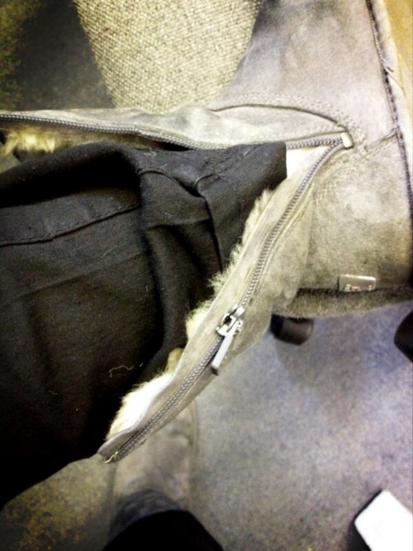 SayaraMayani's tweet image. Bugger! #brokenzip #gottogethomelikethis