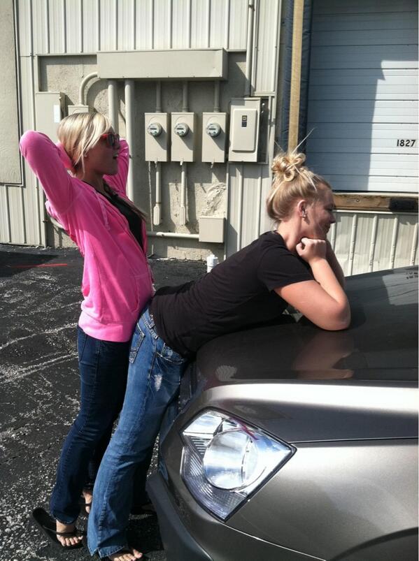 nicolettefox1's tweet image. #tbt @LyndzayWhite this is what friendship looks like #BackDatAssUp👏