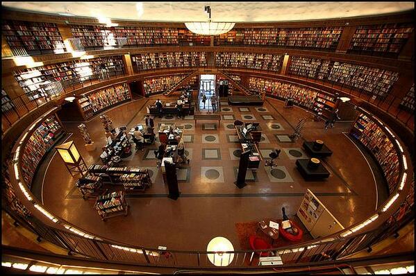 inforqm's tweet image. تصميم دائري تمتاز به أرفف مكتبة ستوكهولم العامة في #السويد، لا تشبه التصميم التقليدي لأرفف المكتبات