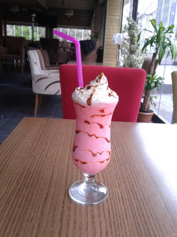Çilekli Milkshake'imiz.