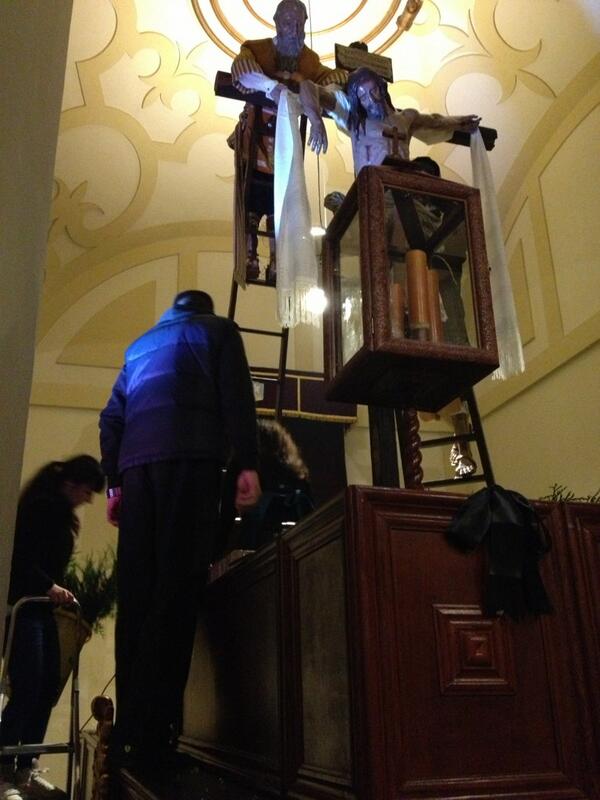 A estas horas continúan adornando de flores nuestro trono del Sagrado Descendimiento. #SemanaSantaAlcalá #ssanta13