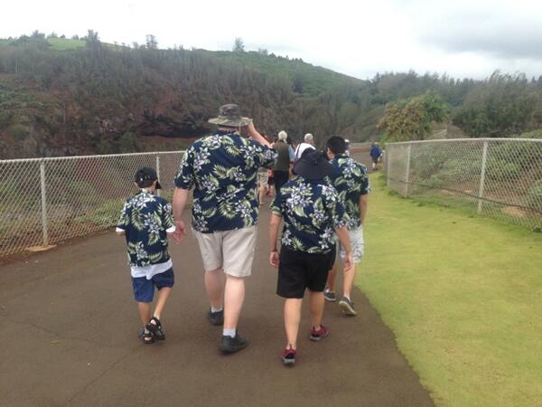 joelmchale's tweet image. Is this a quirky matching family on vacation on Kauai or a gang strolling away from the ritual murder of a curtain?