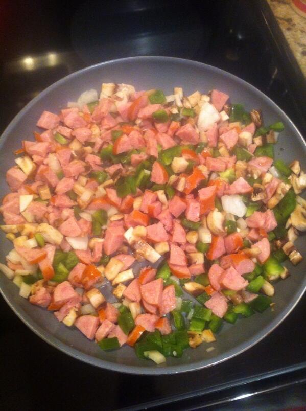 coco1409's tweet photo. The beginning of AC creamy sausage pasta with @parkerloverof22 http://t.co/oaX0DeaYKh