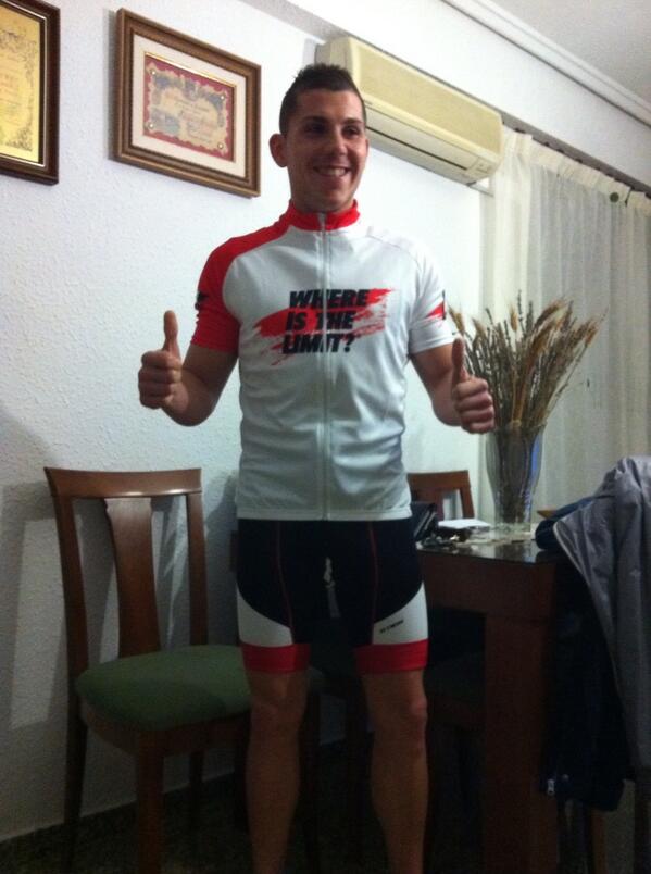 Champi_csm's tweet photo. @josefajram YA ES MIO! YA LO TENGO EN MI PODER EL DESEADO MAILLOT WHERE IS THE LIMIT!!! AHORA A GASTARLO!!! http://t.co/gcCYX3HkDL
