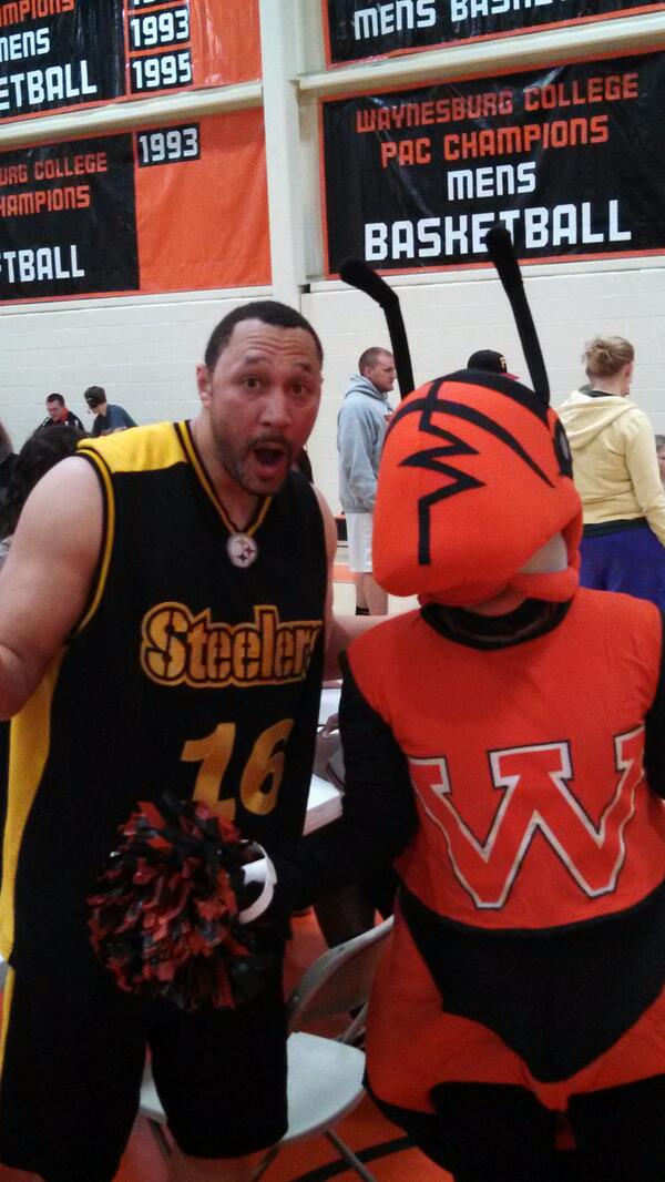 CharlieBatch16's tweet photo. Nice pose
“@WU_SAB: @CharlieBatch16 here is the picture of you hanging with our mascot Sting! #steelers #WUSAB http://t.co/KCXT9GBc56”
