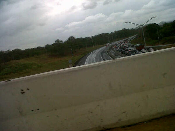 Aumenta el tranque. Lluvia fuerte autopista (antiguo peaje). Tomar precaución