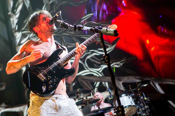 BiffyClyro's tweet photo. More live shots from the tour up at http://t.co/lU4mGd5KPY #BiffyClyro - http://t.co/r698c1OeyB