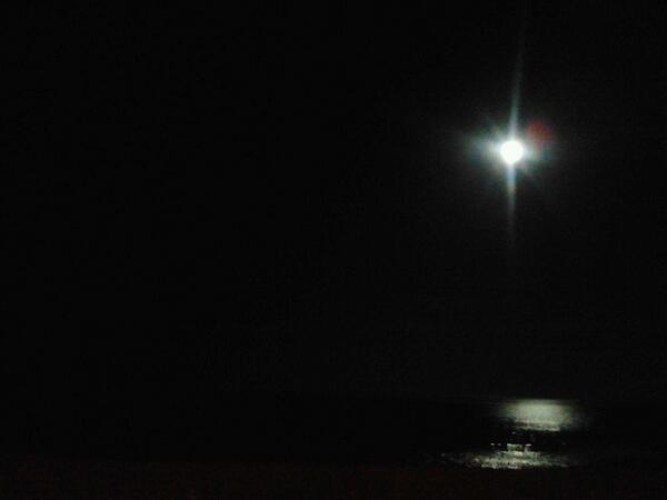 aidaGoodHouse's tweet photo. Sentados en la playa disfrutando de 20° de temperatura #placer máximo http://t.co/92hv0y6zzc