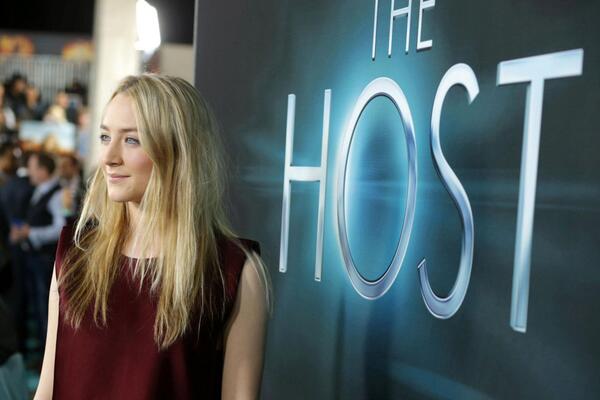 How do you say it? RT if you can pronounce <a href="/saoirse_ronan/">saoirse ronan</a>’s name ow.ly/jtBc2  and see #TheHost this wknd!