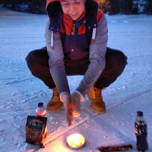 hakonclausen's tweet image. Varmer oss på skistadion