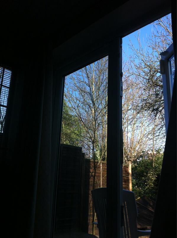Jacksog's tweet photo. Good to wake up to a Blue sky this morning! It's the #Easter weekend BAYBAAAY http://t.co/2sN27hpu5y