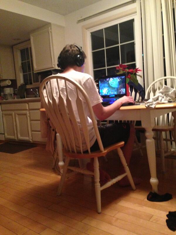 karlilynnn's tweet image. Daniel in game mode playing LOL. DO NOT DISTURB HIM! #nerdgamer #buthescute