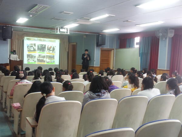 jojo2000jin's tweet photo. 2013.3.29. 09:50  광주서구 금호동  만 호초등학 교에서   광주서부경찰서 여성청소년과 조규성은 범죄예방교실을 실시하였다 http://t.co/D6tlo6KZIn