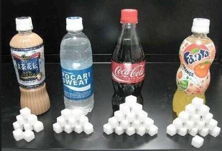 kantan15's tweet image. ひと目でわかるジュースに入っている砂糖の量にびっくり！！