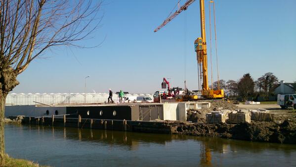 vanLeentBV's tweet photo. Prachtig weer om de begane grond vloer te leggen van een woonhuis aan het water van de Naaldwijkse Poelkade! http://t.co/7oyY66xCXj