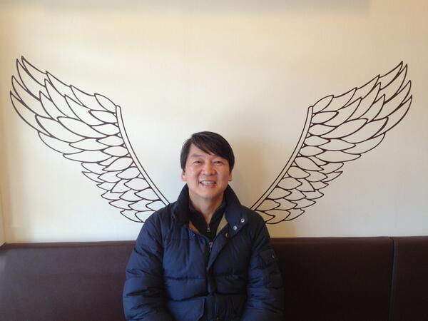 cheolsoo0919's tweet photo. 상계 3,4동 상가를 방문하던 중 작은 까페에 들렀습니다. 벽에 그려진 작은 날개앞에서 사진을 찍었습니다. 대선때 방문했던 동피랑 벽화마을의 날개보다 훨씬 작지만, 이 날개 달고 새로 시작하겠습니다. http://t.co/M9CJWpBlMa