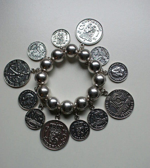 DifferentDutch's tweet image. 125 LIKES hebben we maar nodig op FB om deze #hippe #armband te verloten! Dus LIKE, SHARE en RT!