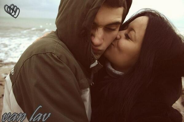 Парные авки для парня и девушки. Девушка брюнетка с парнем. Парень обнимает брюнетку. Парень с девушкой в обнимку. Парень и девушка друзья дурачатся.