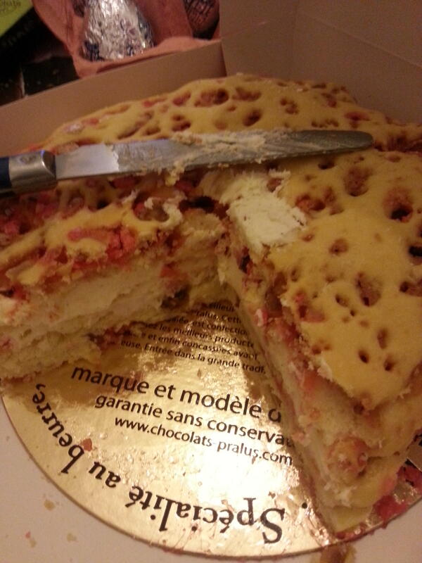 Frederic_Luu's tweet photo. Je goûe enfin la célèbre Praluline de chez Pralus. Brioche, crème, praliné. Je suis sans voix #divin http://t.co/Iqjt8bgjQf