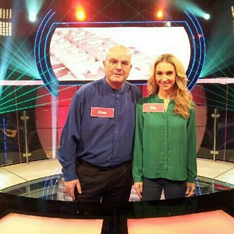 PiaHaraldsen's tweet photo. Se Einar og meg på Pengene på bordet kl. 20 på TV2! #charity #gameshow #tv2 http://t.co/bzBaKsvd80