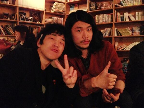 cafeCOMMON's tweet photo. 합류하신 경록형님~아체샷 영원이랑~^^
몰카찍으려고 했는데 멋지게 포즈잡아주셨당~역시!!!
뒤풀이는~ 방울방울 http://t.co/dvxo5AUBsy