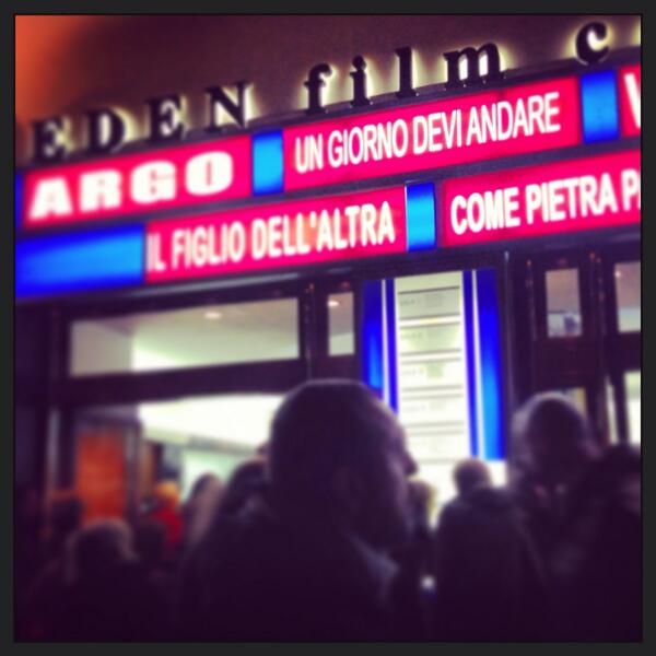 #roma primaverile: davanti #cinema Eden prima di salutare il #pubblico in sala - primo spettacolo #ungiornodeviandare