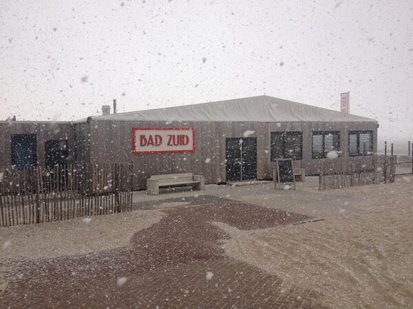 TonnyKuys's tweet photo. Bad Zuid Pool lijkt het wel, maar gelukkig is het binnen warm en gezellig! Wie komt vast een paasborrel doen? http://t.co/doamJtb1ms