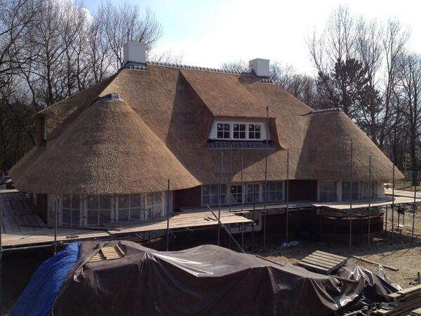 vanLeentBV's tweet photo. De rieten kap van een luxe villa in Hoek van Holland is klaar! http://t.co/K8Ik18GHF4