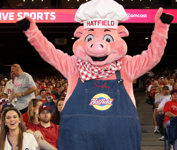 Phillies's tweet photo. RT this: Smiley the Pig’s ready for his 1st dollar dog night of the season, 4/9 at CBP! #PhilliesPhriday http://t.co/csgqPZPeb7