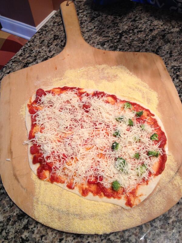 FrisbieQ's tweet image. Now that&apos;s bow you make a pizza! #pizztime #sohungry
