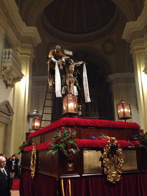 El trono del Sagrado Descendimiento de Ntro Sr Jesucristo a su entrada al templo #SemanaSanta2013 #SemanaSantaAlcalá