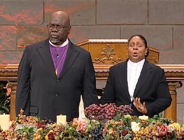 TPHDallas's tweet image. .@BishopJakes and @FirstLadyJakes serving #Communion #SpringRevival #GoodFriday #TPHDallas