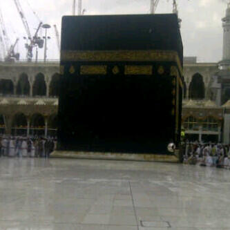 MuhammadBadsha's tweet photo. Uninterrupted view of beautiful Kabah and Hajre Aswad with rain water on the tiles. Sajda in the water via @MoeVadee http://t.co/RohuD1ASX4