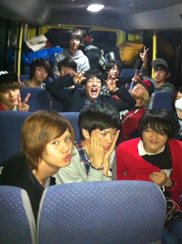 dish_info's tweet photo. 同世代の仲良し男子が11人も集まって、ゲームとか語ったりしたら…
そりゃ楽しいわな！！(*^^*)
(移動中、寝たいのに皿特急の盛り上がりが本当にほんっとにうるさくて全く寝れないスタッフ一同) http://t.co/UnGPrxtQNj