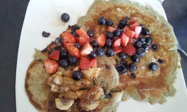changingkitchen's tweet image. A spring morning with pancakes and fruit! #dairyfree #sugarfree