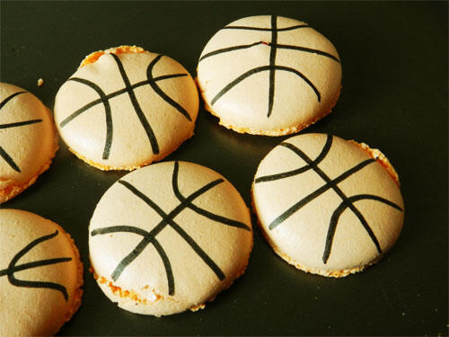 Pour une fan de basket : les macarons "ballons de basket" !
