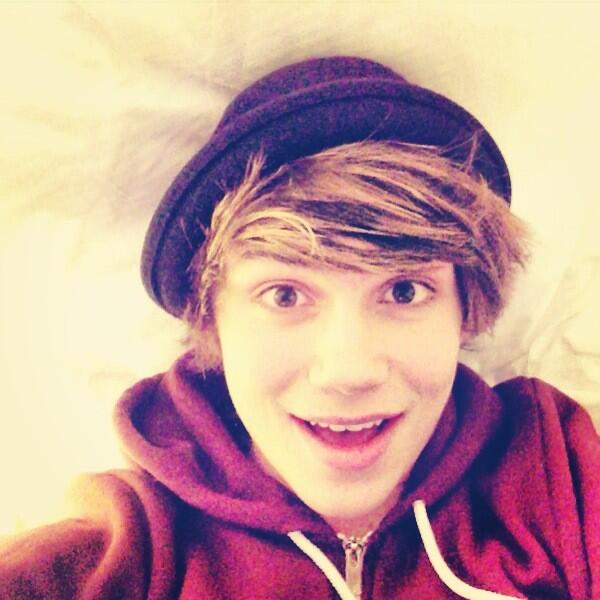 UnionJworld's tweet photo. Might wear my new hat to the gig tonight... What are we thinking? George X #UnionJuneSingle http://t.co/i8EJMhkMwm