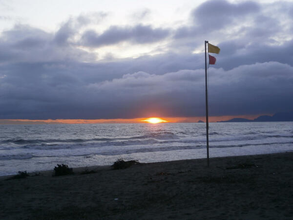 BagnoOliviero's tweet photo. Rosso di sera....#MarinadiMassa http://t.co/pJBhh3M2sG