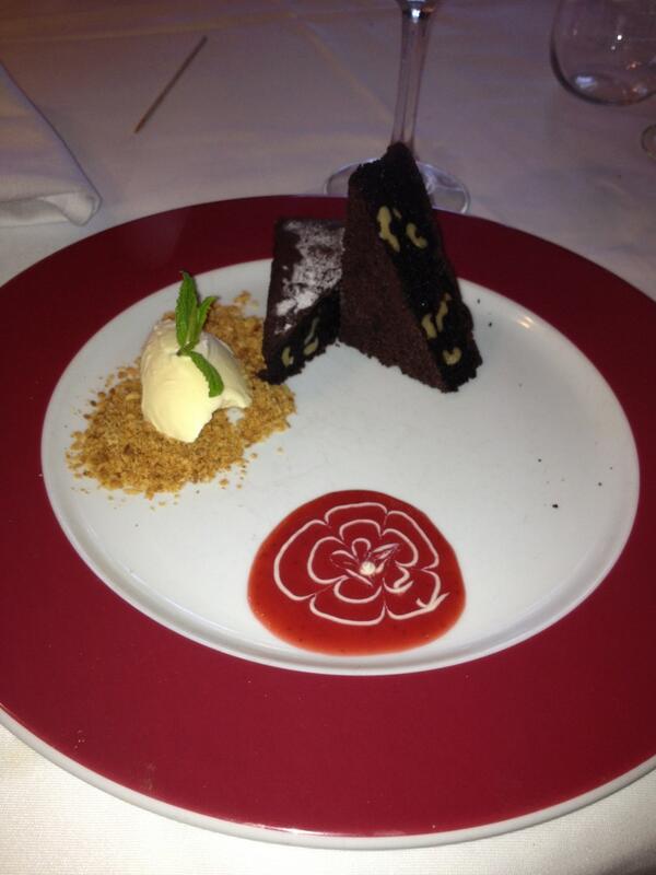 cristi_glz's tweet photo. Buen postre en @HClaReina con @Leti_mlg http://t.co/yOmrC0szkT