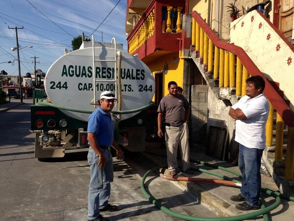 CAPATULUM's tweet photo. @betoborge  basura causa rebosamiento en drenaje de viviendas de Cd. Chemuyil. Respuesta inmediata de CAPA http://t.co/VYZuhsePNJ