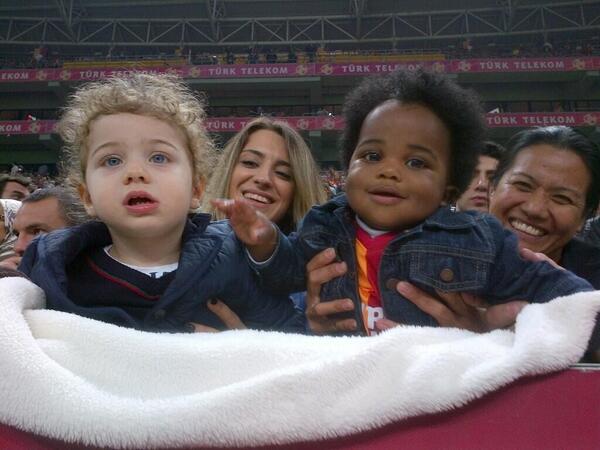 emrecolak1010's tweet photo. Yavru aslanlar :) http://t.co/Pb97AKNLrg