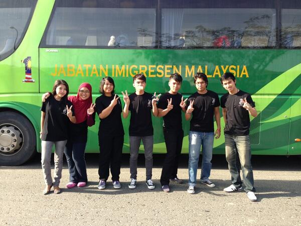 zeekay15's tweet photo. #PeaceSabah RT @UMS4Peace: #PeaceAgent #Siswa4Peace yg mewakili UMS kini berada d Lahad Datu. #BayuPeaceProject http://t.co/ZYzyIAii1w