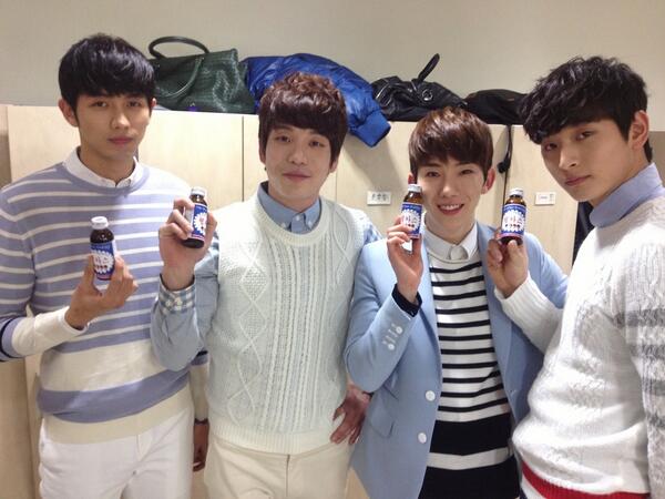 follow_2AM's tweet photo. "@follow2AM: 2AM이 준비한 퉴카스 받으셨나요? 직접 준비해서 스티커까지 손수 붙인!! 세심한 2AM의 맘이 전달받으셨죠???^^ 막방까지 함께해주신 IAM여러분 고맙습니다:) #어느봄날 #2AM http://t.co/UJKkw9Mhn8"