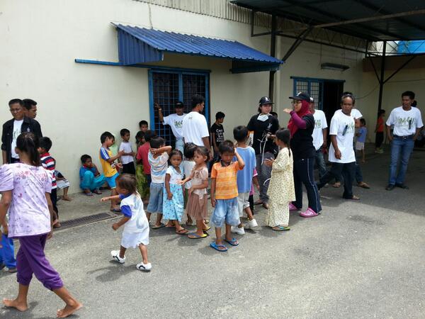 Anak anak kecil yg seronok dgn kehadiran abang-kakak <a href="/SkuadMudaKDN/">skuadmudakdn</a> <a href="/Siswa4Peace/">Siswa For Peace</a> <a href="/HishammuddinH2O/">Hishammuddin Hussein 🇲🇾</a>