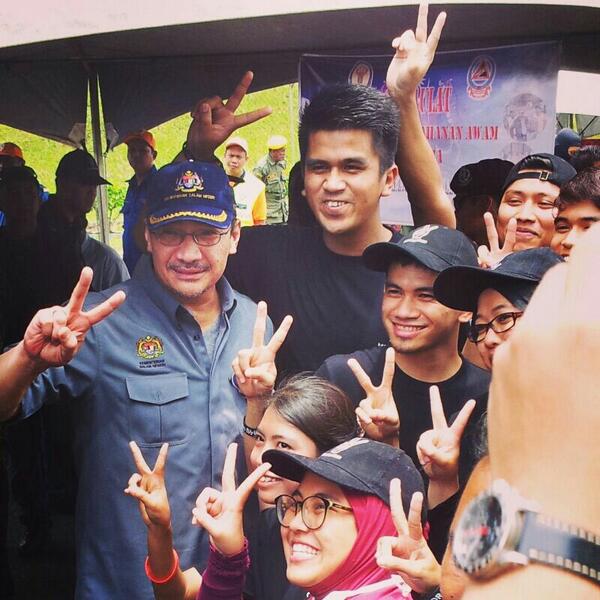 DS <a href="/HishammuddinH2O/">Hishammuddin Hussein 🇲🇾</a> bersama <a href="/SkuadMudaKDN/">skuadmudakdn</a> <a href="/Siswa4Peace/">Siswa For Peace</a>  di Felda Sahabat Lahad Datu