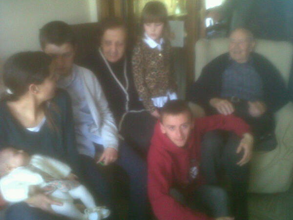 FelixCTR's tweet photo. Entrega de mones a nebots i familia a Tarrega!! http://t.co/sn40WNNtJR