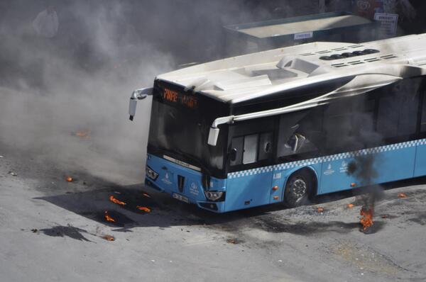 EnsGzelr's tweet photo. Şişli Feriköy Cinderesi Halk Otobüsüne Molotoflu Saldırı saat 11.30 31.03.2013 http://t.co/q7WbNcKlm5