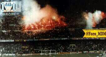 diegotorres96's tweet photo. por un Mestalla asi #OldStyle #ViejosTiempos #UltrasVCF #UltrasLiberi #SiALaPirotecnia http://t.co/houwzW3NvV