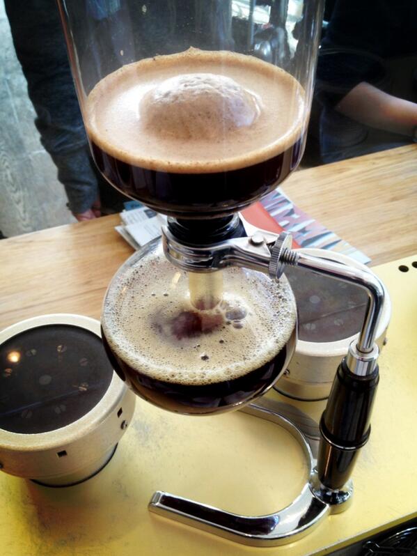 bluebottlemint's tweet photo. Right meow. #siphoncoffee #siphon #coffee #bluebottle #bluebottlemintplaza #mintplaza #delicious #nekisse http://t.co/4htSaMT3ZI